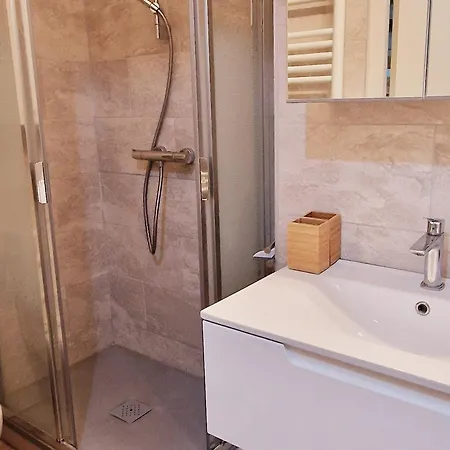 Appartement 46m² Pour 6 Pers, Proche Pistes Et Commerces, Balcon Exposé Est - Fr-1-755-13
